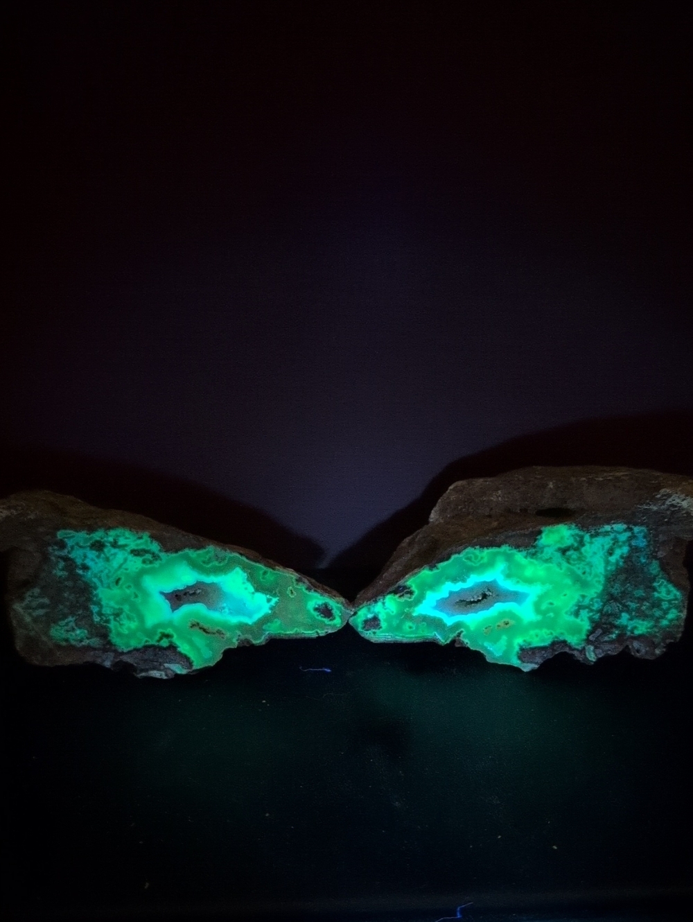 Agate Geode UV Light Reactive